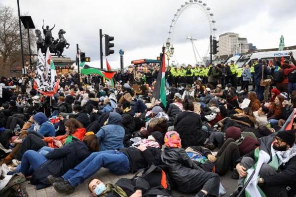 Tuntut Gencatan Senjata, Pengunjuk Rasa pro-Palestina Inggris Blokir Jembatan
