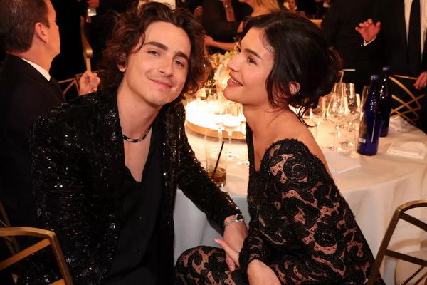 Timothee Chalamet dan Kylie Jenner Kepergok Ciuman di Tengah Acara Golden Globes 2024