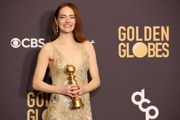 Menang Aktris Terbaik Golden Globes 2024, Emma Stone Senang Dapat Sorakan Taylor Swift