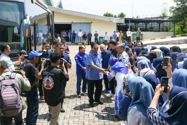 Syarief Hasan Dampingi SBY Kunjungi Pabrik Pembuatan Boneka
