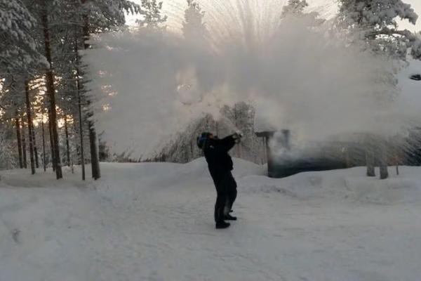 Ekstrimnya Suhu Dingin Finlandia, Air Mendidih Ditumpahkan Langsung Beku