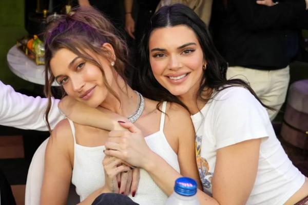 Kendarai Mobil Mewah, Kendall Jenner dan Hailey Bieber Ditilang Polisi