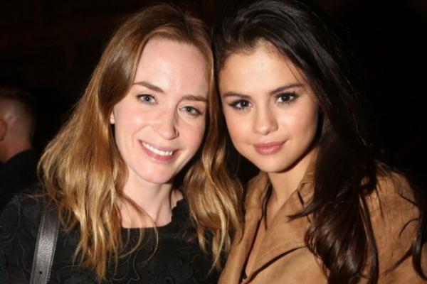 Larang Pembaca Bibir, Emily Blunt dan Selena Gomez Kompak Tutup Mulut