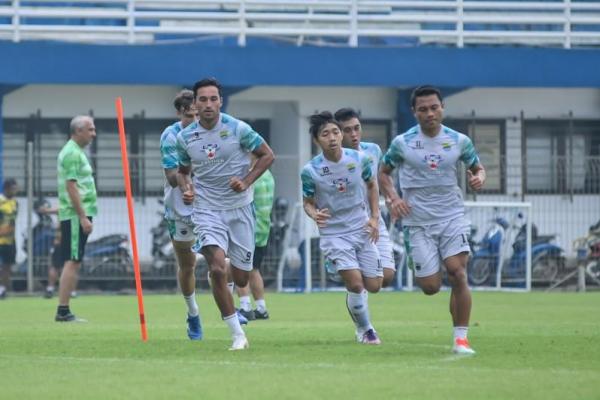 Miro Petric Latih Fisik dan Ball Feeling Pemain Persib