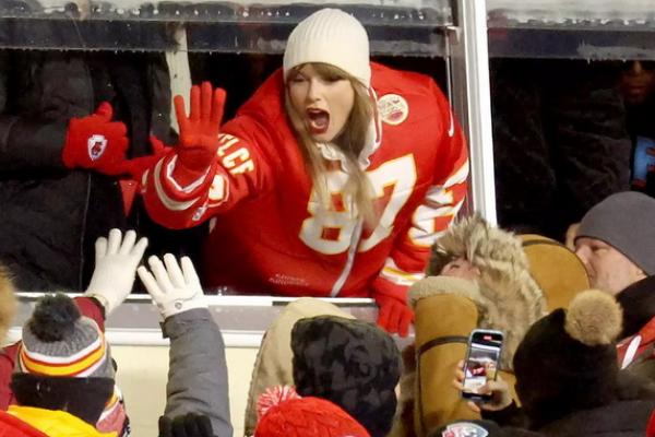 Chiefs Menang, Travis Kelce Gandeng Taylor Swift Usai Pertandingan