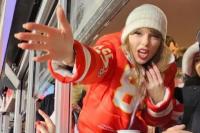 Taylor Swift Beri Syal untuk Penggemar yang Kedinginan saat Nonton Pertandingan Chiefs