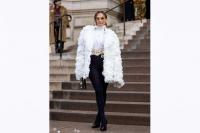 Hadiri Schiaparelli di Paris Fashion Week, Jennifer Lopez Pakai Mantel dari Kelopak Mawar 