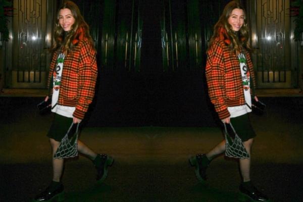 Jessica Biel Tampil ala Rocker 90-an dengan Gaya Grunge Kemeja Flanel