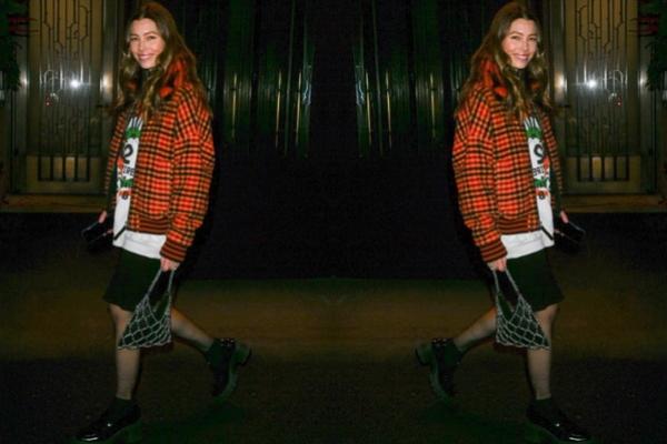 Jessica Biel Tampil ala Rocker 90-an dengan Gaya Grunge Kemeja Flanel