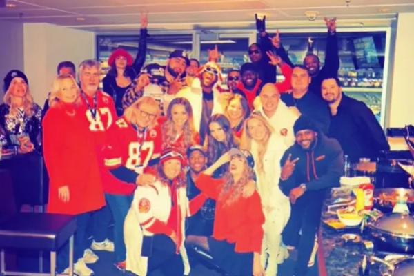 Taylor Swift Bersama Keluarga Travis Kelce dan Sahabatnya Rayakan Kemenangan Chiefs