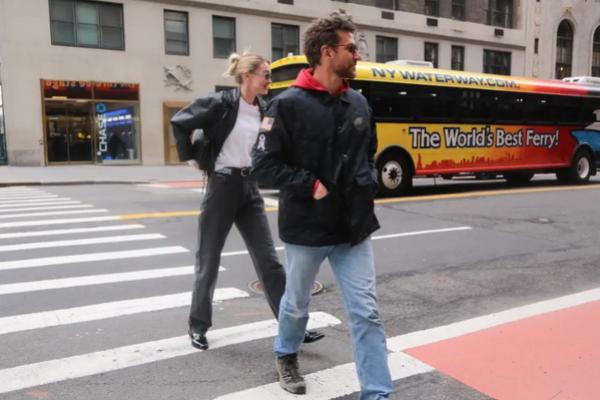 Jalan Bareng, Gigi Hadid dan Bradley Cooper Tampak Bahagia