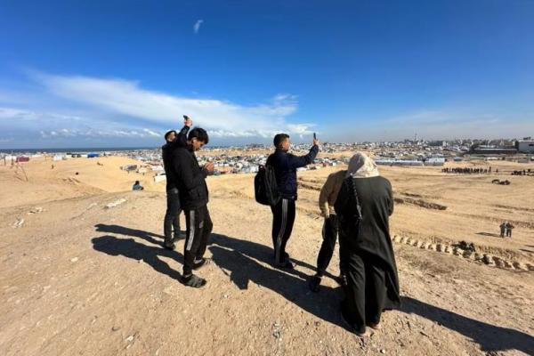 Bukan Hanya Cari Tempat Aman, Warga Gaza Juga Berburu Sinyal Ponsel