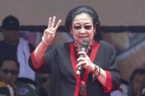 Megawati Pukul Kentongan Simbol Kewaspadaan Nasional Jelang Pemilu