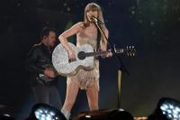 Taylor Swift Tampil di Atas Panggung di Tokyo Dome Jelang Penampilan Super Bowl Travis Kelce