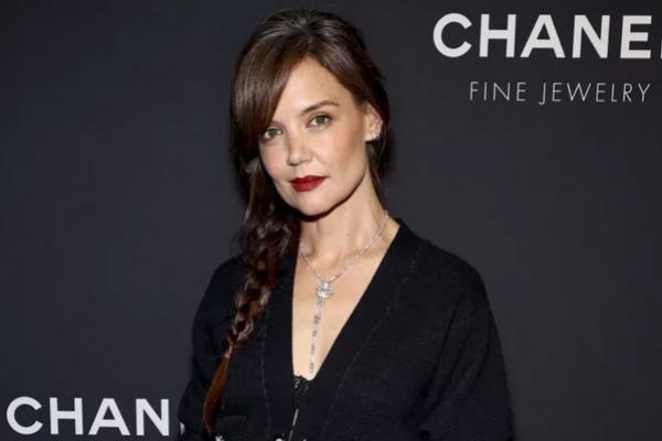 Karpet Merah Chanel 5th Avenue, Katie Holmes Tampil Chic dengan Kardigan Kasmir Hitam