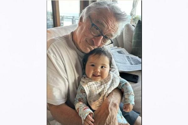 Momen Manis Robert De Niro yang Berusia 80 tahun Peluk Bayi Perempuannya