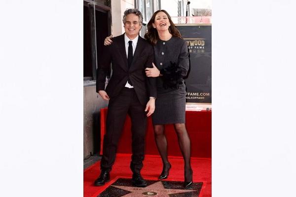 Mark Ruffalo Raih Bintang Hollywood Walk of Fame, Jennifer Garner Dansa Ikonik `13 Going on 30`