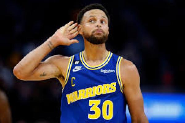 Tripoin Curry Bawa Warriors Menang Dramatis atas Phoenix