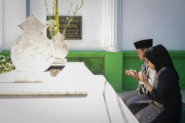 Gus Imin Isi Hari Tenang dengan Ziarahi Makam Mbah Wahab dan Mbah Bisri