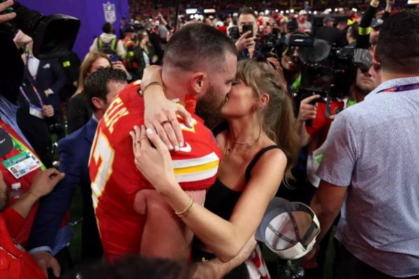 Chiefs Menang Super Bowl 2024, Travis Kelce Cium Taylor Swift