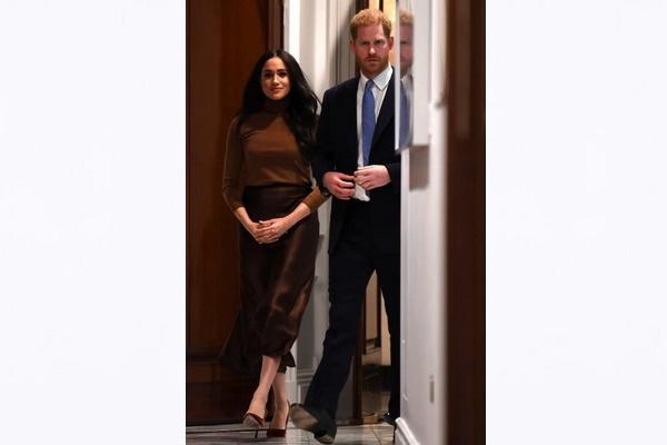 Pakai Gelar dan Lambang Kerajaan Inggris, Pangeran Harry dan Meghan Markle Dikecam Warganet