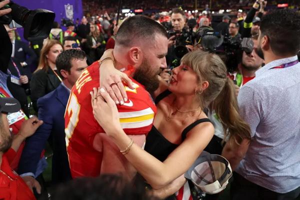 Taylor Swift dan Travis Kelce usai kemenangan Chiefs di Super Bowl 2024, Minggu (11/2/2024) di Las Vegas. (FOTO: GETTY IMAGE) 