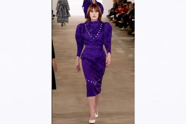 New York Fashion Week, Molly Ringwald Bawa Gaya Ikonik 80-an