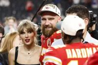 Tim Swelce Sumbang Jersey Kansas City Chiefs Bertanda Tangan Travis Kelce dan Taylor Swift