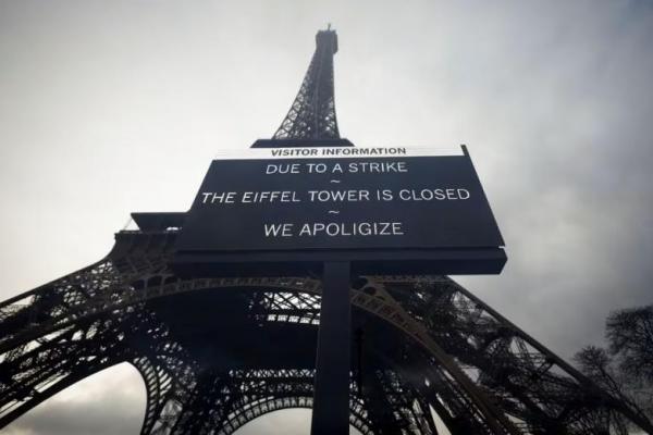 Sebuah permohonan maaf atas penutupan Menara Eiffel karena pemogokan karyawan, tergantung di depan Menara Eiffel di Paris, Prancis, 19 Februari 2024. Foto: Reuters 