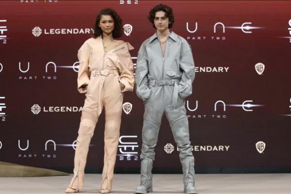 Promosikan Dune: Part Two di Korea Selatan, Zendaya dan Timothee Chalamet Bergaya Kembaran Jumpsuit