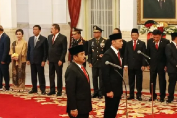 Presiden Joko Widodo melantik Hadi Tjahjanto sebagai Menko Polhukam dan Agus Harimurti Yudhoyono (AHY) sebagai Menteri Agraria dan Tata Ruang/Kepala BPN di Istana Negara,Jakarta, Rabu (21/2/2024).(foto:Antara)
