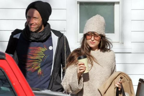 Dakota Johnson dan Chris Martin Tampak Bahagia Liburan Santai di Meksiko