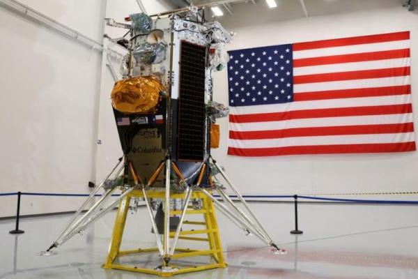 Pendarat bulan Nova-C yang dirancang oleh perusahaan luar angkasa Intuitive Machines dipajang di kantor pusat perusahaan di Houston, Texas, AS, 3 Oktober 2023. Foto: Reuters 