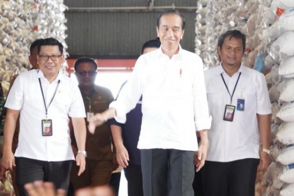 Kepala Badan Pangan Nasional/National Food Agency (NFA)  Arief Prasetyo Adi mendampingi Presiden Joko Widodo meninjau penyaluran bantuan pangan beras di Gudang Perum Bulog Paceda, Bitung, Sulawesi Utara, Jumat (23/2/2024). (foto:NFA) 