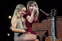 Taylor Swift tampil bersama Sabrina Carpenter di Sydney, Australia, Jumat (23/2/2024). (FOTO: TAS MANAGEMENT/GETTY IMAGE)