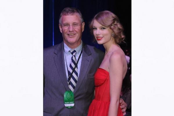 Ayah Taylor Swift Dituduh Menyerang Fotografer Usai Konser Eras Tour di Sydney