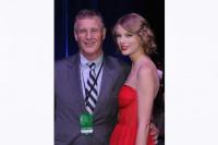 Ayah Taylor Swift Dituduh Menyerang Fotografer Usai Konser Eras Tour di Sydney