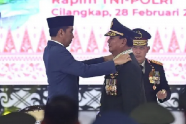 Presiden Joko Widodo menganugerahkan kenaikan pangkat jenderal kehormatan kepada Menteri Pertahanan Prabowo Subianto (foto:Antara)