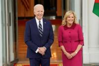 Presiden AS Joe Biden dan ibu negara Jill Biden menunggu kedatangan Raja Yordania Abdullah, Ratu Rania dan Putra Mahkota Hussein, di Gedung Putih di Washington, AS, 12 Februari 2024. Foto: REUTERS