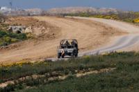 Sebuah manuver kendaraan militer di dekat perbatasan Israel-Gaza, di Israel, 28 Februari 2024. Foto: REUTERS