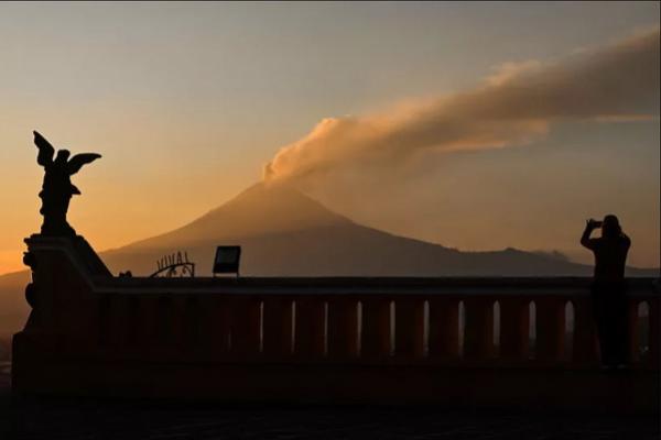 Gunung Berapi Meksiko Meletus 13 Kali Sehari, Penerbangan Alami Penundaan. (FOTO:ARTUR WIDAK/AP) 