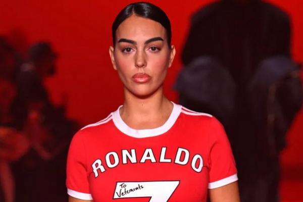 Paris Fashion Week 2024, Georgina Rodriguez Pakai Gaun Merah No 7 Bertanda Tangan Cristiano Ronaldo. (FOTO: KRISTY SPAROW/GETTY IMAGE) 