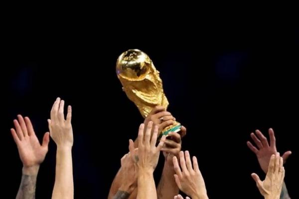 Pemain Argentina merayakan dengan trofi setelah memenangkan Piala Dunia FIFA 2022 di Stadion Lusail, Qatar, 18 Desember 2022. Foto: REUTERS 