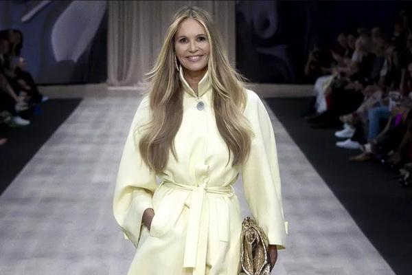 14 Tahun Absen, Elle MacPherson Senang Bisa Kembali Jalan di Catwalk