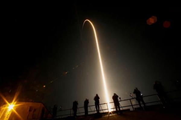 SpaceX Luncurkan Roket dengan Awak ke Orbit Stasiun Luar Angkasa Internasional