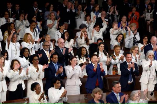 Begini Gaya Busana Anggota Kongres Menantang Biden saat Pidato Kenegaraan