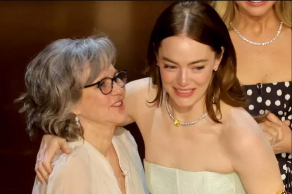 Aktris Terbaik Oscar 2024 Emma Stone Mencintai Sally Field, Ini Sebabnya