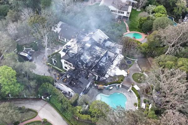 Rumah Putrinya Hangus Terbakar, Ibunda Ungkap Perasaan Cara Delevingne