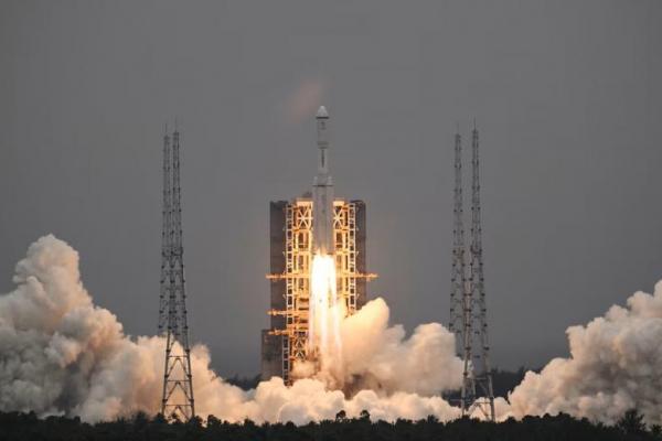 Tiongkok Luncurkan Satelit Relai Sinyal untuk Misi ke Sisi Tersembunyi Bulan