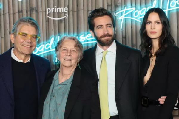 Premier Road House, Jake Gyllenhaal Ajak Orangtua dan Kekasihnya Jeanne Cadieu